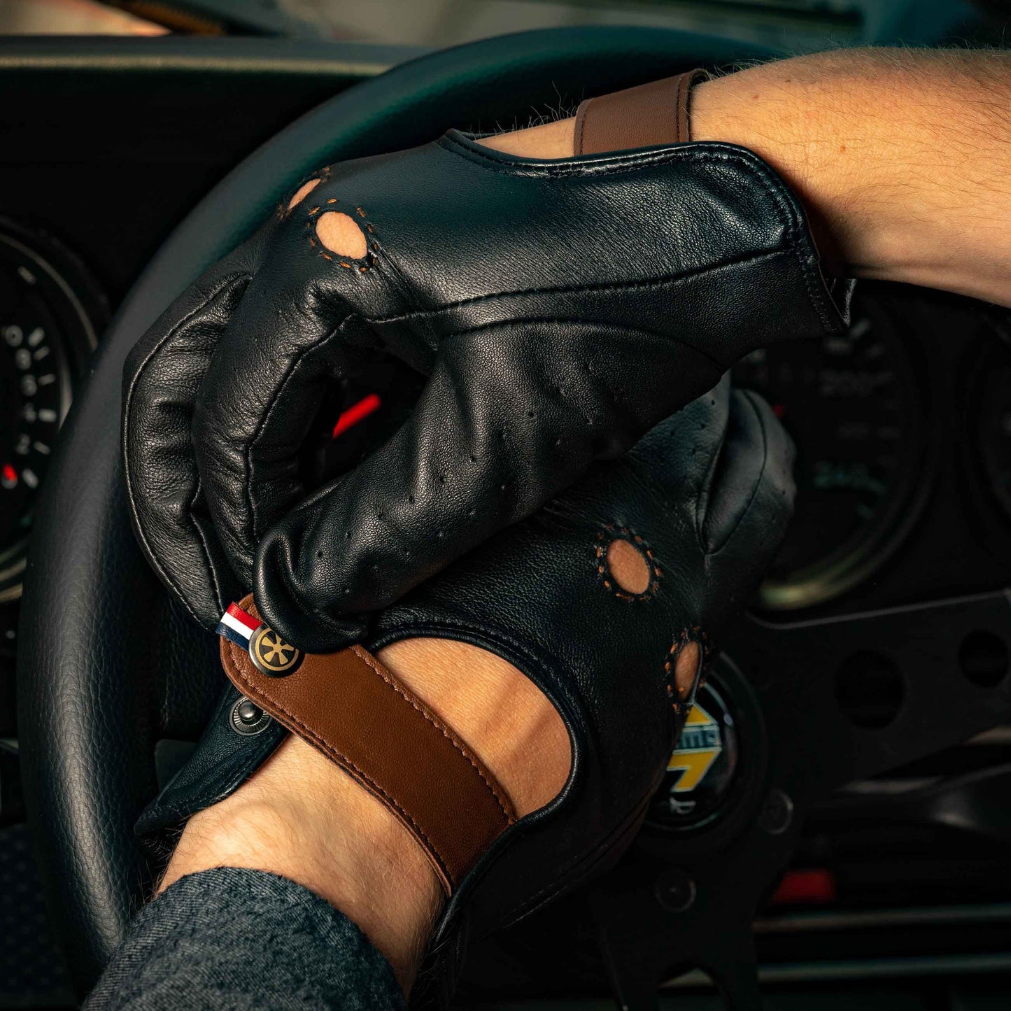 Classic black leather driving racing gloves